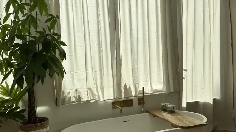 Installation baignoire moderne salle de bain à Marchenoir