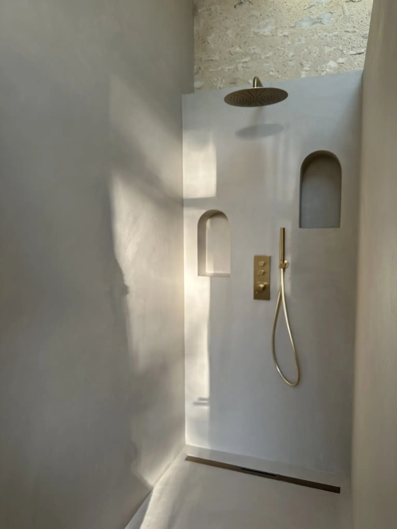 Douche moderne dans salle de bain à Marchenoir
